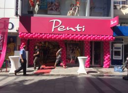 Karşıyaka Penti Açılış Organizasyonu karsiyaka penti acilis organizasyonu 6 İzmir Organizasyon Karşıyaka Penti açılış organizasyonu ile İzmir Organizasyon firmamız Karşıyaka'da ses getiren bir açılış organizasyonu düzenledi. Uzun yıllardır açılış organizasyonu ve organizasyon alanında hizmet veren İzmir Organizasyon İzmir, Ege Bölgesi ve Türkiye'nin dört bir noktasına profesyonel ekibi ile hizmet ulaştırmaktadır. Mağaza, firma, kurum ve işletmelerinizin açılış organizasyonlarında hedef kitlenize yönelik hizmetleri belirliyor ve organizasyonun planlamasından, yönetimine kadar tüm ihtiyaçlarınıza cevap veriyoruz. Uzun yıllardır çalışmaya devam ettiğimiz Penti mağazasının yeni açılacak şubesi için Penti mağazasının tedarikçisi Nevin Hanım İzmir Organizasyon firmamıza ulaştı. Haziran ayında yeni bir şubenin faaliyete geçeceğini söyleyerek nelere ihtiyacı olduğunu belirtti ve organizasyonun daha dikkat çekici olması için neler yapılabileceğini sordu organizasyon sorumlumuza. Açılış organizasyonu için temin edebileceğimiz birçok hizmet vardı. Tümünü mail üzerinden kendisine ilettik. Nevin Hanım, Penti Bölge müdürü ile görüşmelerini yaparak Karşıyaka Penti açılış organizasyonu na dair hangi hizmetleri istediğini liste halinde ulaştırdı organizasyon sorumlumuza ve sonrasında ise mükemmel bir organizasyon gerçekleştirmek için hazırlıklarımıza başladık. Kırmızı Halı ve Kokteyl Masası Kiralama İzmir