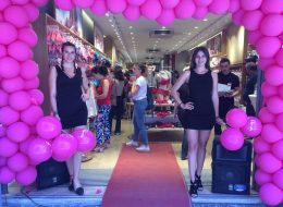 Karşıyaka Penti Açılış Organizasyonu karsiyaka penti acilis organizasyonu 8 İzmir Organizasyon Karşıyaka Penti açılış organizasyonu ile İzmir Organizasyon firmamız Karşıyaka'da ses getiren bir açılış organizasyonu düzenledi. Uzun yıllardır açılış organizasyonu ve organizasyon alanında hizmet veren İzmir Organizasyon İzmir, Ege Bölgesi ve Türkiye'nin dört bir noktasına profesyonel ekibi ile hizmet ulaştırmaktadır. Mağaza, firma, kurum ve işletmelerinizin açılış organizasyonlarında hedef kitlenize yönelik hizmetleri belirliyor ve organizasyonun planlamasından, yönetimine kadar tüm ihtiyaçlarınıza cevap veriyoruz. Uzun yıllardır çalışmaya devam ettiğimiz Penti mağazasının yeni açılacak şubesi için Penti mağazasının tedarikçisi Nevin Hanım İzmir Organizasyon firmamıza ulaştı. Haziran ayında yeni bir şubenin faaliyete geçeceğini söyleyerek nelere ihtiyacı olduğunu belirtti ve organizasyonun daha dikkat çekici olması için neler yapılabileceğini sordu organizasyon sorumlumuza. Açılış organizasyonu için temin edebileceğimiz birçok hizmet vardı. Tümünü mail üzerinden kendisine ilettik. Nevin Hanım, Penti Bölge müdürü ile görüşmelerini yaparak Karşıyaka Penti açılış organizasyonu na dair hangi hizmetleri istediğini liste halinde ulaştırdı organizasyon sorumlumuza ve sonrasında ise mükemmel bir organizasyon gerçekleştirmek için hazırlıklarımıza başladık. Karşıyaka Penti Açılış Organizasyonu karsiyaka penti acilis organizasyonu 8 İzmir Organizasyon