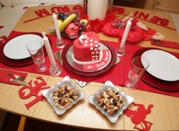 Karşıyaka Yelken Kulübü'nde Evlilik Teklifi Organizasyonu Paketi karsiyaka yelken klubu nde evlilik teklifi organizasyonu paketi 21 İzmir Organizasyon Karşıyaka Yelken Kulübü'nde evlilik teklifi organizasyonu paketimizde sizi ve eş adayınızı denizci fenerleri, mumlar, yer volkanları ve kırmızı halıyla hazırladığımız yürüyüş yolunun sonunda romantik bir masa bekler. Şamdan, mumlar ve atıştırmalıklarınızın bulunduğu masanızda siz şampanyanızı veya alkolsüz içeceğinizi yudumlarken, kuleden video ve fotoğraf görüntüleriniz alınır. Kız arkadaşınız veya erkek arkadaşınız o sürprizin şokunda iken, yanınıza sizin için süslenmiş dev 'Benimle Evlenir Misin' pankartı açık, lüks yelkenli teknemiz yanaşır. Art arda iki sürprizin olduğu bu paketimizde de tekneyle yaklaşık 1 saat süren bir tura çıkarılırsınız. Karşıyaka Yelken Kulübü'nde organizasyon izni, yalnızca İzmir Organizasyon'a aittir. İskele size özel olarak hazırlanır, ekibimiz tarafından süslenir. Organizasyon sorumlumuz tarafından planlanan Karşıyaka Yelken Kulübü'nde Evlilik Teklifi Organizasyonu için tüm ekip mutluluğunuza eşlik etmek için hazırdırlar. Tekne (yat) evlilik teklifi organizasyonlarının en ihtişamlısı olan bu paketimizde, organizasyonun sonunda özel olarak kurgulanmış ve montajlanmış video klibinizi size hediye ediyoruz. Masa Süsleme ve Dekoratif Ürünlerle Süsleme İzmir