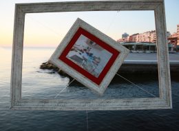 Karşıyaka Yelken Kulübü'nde Evlilik Teklifi Organizasyonu Paketi karsiyaka yelken klubu nde evlilik teklifi organizasyonu paketi 24 İzmir Organizasyon Karşıyaka Yelken Kulübü'nde evlilik teklifi organizasyonu paketimizde sizi ve eş adayınızı denizci fenerleri, mumlar, yer volkanları ve kırmızı halıyla hazırladığımız yürüyüş yolunun sonunda romantik bir masa bekler. Şamdan, mumlar ve atıştırmalıklarınızın bulunduğu masanızda siz şampanyanızı veya alkolsüz içeceğinizi yudumlarken, kuleden video ve fotoğraf görüntüleriniz alınır. Kız arkadaşınız veya erkek arkadaşınız o sürprizin şokunda iken, yanınıza sizin için süslenmiş dev 'Benimle Evlenir Misin' pankartı açık, lüks yelkenli teknemiz yanaşır. Art arda iki sürprizin olduğu bu paketimizde de tekneyle yaklaşık 1 saat süren bir tura çıkarılırsınız. Karşıyaka Yelken Kulübü'nde organizasyon izni, yalnızca İzmir Organizasyon'a aittir. İskele size özel olarak hazırlanır, ekibimiz tarafından süslenir. Organizasyon sorumlumuz tarafından planlanan Karşıyaka Yelken Kulübü'nde Evlilik Teklifi Organizasyonu için tüm ekip mutluluğunuza eşlik etmek için hazırdırlar. Tekne (yat) evlilik teklifi organizasyonlarının en ihtişamlısı olan bu paketimizde, organizasyonun sonunda özel olarak kurgulanmış ve montajlanmış video klibinizi size hediye ediyoruz. Karşıyaka Yelken Kulübü'nde Sürpriz Evlilik Teklifi Organizasyonu