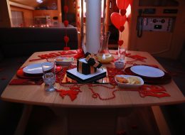 Karşıyaka Yelken Kulübü'nde Evlilik Teklifi Organizasyonu Paketi karsiyaka yelken klubu nde evlilik teklifi organizasyonu paketi 25 İzmir Organizasyon Karşıyaka Yelken Kulübü'nde evlilik teklifi organizasyonu paketimizde sizi ve eş adayınızı denizci fenerleri, mumlar, yer volkanları ve kırmızı halıyla hazırladığımız yürüyüş yolunun sonunda romantik bir masa bekler. Şamdan, mumlar ve atıştırmalıklarınızın bulunduğu masanızda siz şampanyanızı veya alkolsüz içeceğinizi yudumlarken, kuleden video ve fotoğraf görüntüleriniz alınır. Kız arkadaşınız veya erkek arkadaşınız o sürprizin şokunda iken, yanınıza sizin için süslenmiş dev 'Benimle Evlenir Misin' pankartı açık, lüks yelkenli teknemiz yanaşır. Art arda iki sürprizin olduğu bu paketimizde de tekneyle yaklaşık 1 saat süren bir tura çıkarılırsınız. Karşıyaka Yelken Kulübü'nde organizasyon izni, yalnızca İzmir Organizasyon'a aittir. İskele size özel olarak hazırlanır, ekibimiz tarafından süslenir. Organizasyon sorumlumuz tarafından planlanan Karşıyaka Yelken Kulübü'nde Evlilik Teklifi Organizasyonu için tüm ekip mutluluğunuza eşlik etmek için hazırdırlar. Tekne (yat) evlilik teklifi organizasyonlarının en ihtişamlısı olan bu paketimizde, organizasyonun sonunda özel olarak kurgulanmış ve montajlanmış video klibinizi size hediye ediyoruz. Tekne Kiralama ve Tekne Süsleme İzmir