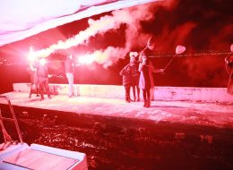 Karşıyaka Yelken Kulübü'nde Evlilik Teklifi Organizasyonu Paketi karsiyaka yelken klubu nde evlilik teklifi organizasyonu paketi 28 İzmir Organizasyon Karşıyaka Yelken Kulübü'nde evlilik teklifi organizasyonu paketimizde sizi ve eş adayınızı denizci fenerleri, mumlar, yer volkanları ve kırmızı halıyla hazırladığımız yürüyüş yolunun sonunda romantik bir masa bekler. Şamdan, mumlar ve atıştırmalıklarınızın bulunduğu masanızda siz şampanyanızı veya alkolsüz içeceğinizi yudumlarken, kuleden video ve fotoğraf görüntüleriniz alınır. Kız arkadaşınız veya erkek arkadaşınız o sürprizin şokunda iken, yanınıza sizin için süslenmiş dev 'Benimle Evlenir Misin' pankartı açık, lüks yelkenli teknemiz yanaşır. Art arda iki sürprizin olduğu bu paketimizde de tekneyle yaklaşık 1 saat süren bir tura çıkarılırsınız. Karşıyaka Yelken Kulübü'nde organizasyon izni, yalnızca İzmir Organizasyon'a aittir. İskele size özel olarak hazırlanır, ekibimiz tarafından süslenir. Organizasyon sorumlumuz tarafından planlanan Karşıyaka Yelken Kulübü'nde Evlilik Teklifi Organizasyonu için tüm ekip mutluluğunuza eşlik etmek için hazırdırlar. Tekne (yat) evlilik teklifi organizasyonlarının en ihtişamlısı olan bu paketimizde, organizasyonun sonunda özel olarak kurgulanmış ve montajlanmış video klibinizi size hediye ediyoruz. Evlenme Teklifi Organizasyonu Sis ve Duman Efektleri İzmir