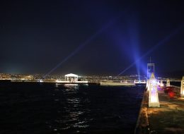 Karşıyaka Yelken Kulübü'nde Evlilik Teklifi Organizasyonu Paketi karsiyaka yelken klubu nde evlilik teklifi organizasyonu paketi 31 İzmir Organizasyon Karşıyaka Yelken Kulübü'nde evlilik teklifi organizasyonu paketimizde sizi ve eş adayınızı denizci fenerleri, mumlar, yer volkanları ve kırmızı halıyla hazırladığımız yürüyüş yolunun sonunda romantik bir masa bekler. Şamdan, mumlar ve atıştırmalıklarınızın bulunduğu masanızda siz şampanyanızı veya alkolsüz içeceğinizi yudumlarken, kuleden video ve fotoğraf görüntüleriniz alınır. Kız arkadaşınız veya erkek arkadaşınız o sürprizin şokunda iken, yanınıza sizin için süslenmiş dev 'Benimle Evlenir Misin' pankartı açık, lüks yelkenli teknemiz yanaşır. Art arda iki sürprizin olduğu bu paketimizde de tekneyle yaklaşık 1 saat süren bir tura çıkarılırsınız. Karşıyaka Yelken Kulübü'nde organizasyon izni, yalnızca İzmir Organizasyon'a aittir. İskele size özel olarak hazırlanır, ekibimiz tarafından süslenir. Organizasyon sorumlumuz tarafından planlanan Karşıyaka Yelken Kulübü'nde Evlilik Teklifi Organizasyonu için tüm ekip mutluluğunuza eşlik etmek için hazırdırlar. Tekne (yat) evlilik teklifi organizasyonlarının en ihtişamlısı olan bu paketimizde, organizasyonun sonunda özel olarak kurgulanmış ve montajlanmış video klibinizi size hediye ediyoruz. Evlilik Teklifi Organizasyonu Lazer ve Işık Gösterisi İzmir Organizasyon