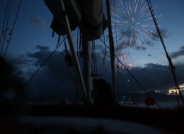 Karşıyaka Yelken Kulübü'nde Evlilik Teklifi Organizasyonu Paketi karsiyaka yelken kulubunde evlilik teklifi organizasyonu paketi 2 İzmir Organizasyon Karşıyaka Yelken Kulübü'nde evlilik teklifi organizasyonu paketimizde sizi ve eş adayınızı denizci fenerleri, mumlar, yer volkanları ve kırmızı halıyla hazırladığımız yürüyüş yolunun sonunda romantik bir masa bekler. Şamdan, mumlar ve atıştırmalıklarınızın bulunduğu masanızda siz şampanyanızı veya alkolsüz içeceğinizi yudumlarken, kuleden video ve fotoğraf görüntüleriniz alınır. Kız arkadaşınız veya erkek arkadaşınız o sürprizin şokunda iken, yanınıza sizin için süslenmiş dev 'Benimle Evlenir Misin' pankartı açık, lüks yelkenli teknemiz yanaşır. Art arda iki sürprizin olduğu bu paketimizde de tekneyle yaklaşık 1 saat süren bir tura çıkarılırsınız. Karşıyaka Yelken Kulübü'nde organizasyon izni, yalnızca İzmir Organizasyon'a aittir. İskele size özel olarak hazırlanır, ekibimiz tarafından süslenir. Organizasyon sorumlumuz tarafından planlanan Karşıyaka Yelken Kulübü'nde Evlilik Teklifi Organizasyonu için tüm ekip mutluluğunuza eşlik etmek için hazırdırlar. Tekne (yat) evlilik teklifi organizasyonlarının en ihtişamlısı olan bu paketimizde, organizasyonun sonunda özel olarak kurgulanmış ve montajlanmış video klibinizi size hediye ediyoruz. Tekne ile Körfez Turu ve Havai Fişek Gösterisi İzmir