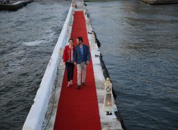 Karşıyaka Yelken Kulübü'nde Evlilik Teklifi Organizasyonu Paketi karsiyaka yelken kulubunde evlilik teklifi organizasyonu paketi İzmir Organizasyon Karşıyaka Yelken Kulübü'nde evlilik teklifi organizasyonu paketimizde sizi ve eş adayınızı denizci fenerleri, mumlar, yer volkanları ve kırmızı halıyla hazırladığımız yürüyüş yolunun sonunda romantik bir masa bekler. Şamdan, mumlar ve atıştırmalıklarınızın bulunduğu masanızda siz şampanyanızı veya alkolsüz içeceğinizi yudumlarken, kuleden video ve fotoğraf görüntüleriniz alınır. Kız arkadaşınız veya erkek arkadaşınız o sürprizin şokunda iken, yanınıza sizin için süslenmiş dev 'Benimle Evlenir Misin' pankartı açık, lüks yelkenli teknemiz yanaşır. Art arda iki sürprizin olduğu bu paketimizde de tekneyle yaklaşık 1 saat süren bir tura çıkarılırsınız. Karşıyaka Yelken Kulübü'nde organizasyon izni, yalnızca İzmir Organizasyon'a aittir. İskele size özel olarak hazırlanır, ekibimiz tarafından süslenir. Organizasyon sorumlumuz tarafından planlanan Karşıyaka Yelken Kulübü'nde Evlilik Teklifi Organizasyonu için tüm ekip mutluluğunuza eşlik etmek için hazırdırlar. Tekne (yat) evlilik teklifi organizasyonlarının en ihtişamlısı olan bu paketimizde, organizasyonun sonunda özel olarak kurgulanmış ve montajlanmış video klibinizi size hediye ediyoruz. Yelken Kulübünde Evlilik Teklifi Organizasyonu Yürüyüş Yolu