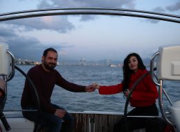 Karşıyaka Yelken Kulübü'nde Evlilik Teklifi Organizasyonu Paketi karsiyaka yelken kulubunde evlilik teklifi organizasyonu paketi 5 İzmir Organizasyon Karşıyaka Yelken Kulübü'nde evlilik teklifi organizasyonu paketimizde sizi ve eş adayınızı denizci fenerleri, mumlar, yer volkanları ve kırmızı halıyla hazırladığımız yürüyüş yolunun sonunda romantik bir masa bekler. Şamdan, mumlar ve atıştırmalıklarınızın bulunduğu masanızda siz şampanyanızı veya alkolsüz içeceğinizi yudumlarken, kuleden video ve fotoğraf görüntüleriniz alınır. Kız arkadaşınız veya erkek arkadaşınız o sürprizin şokunda iken, yanınıza sizin için süslenmiş dev 'Benimle Evlenir Misin' pankartı açık, lüks yelkenli teknemiz yanaşır. Art arda iki sürprizin olduğu bu paketimizde de tekneyle yaklaşık 1 saat süren bir tura çıkarılırsınız. Karşıyaka Yelken Kulübü'nde organizasyon izni, yalnızca İzmir Organizasyon'a aittir. İskele size özel olarak hazırlanır, ekibimiz tarafından süslenir. Organizasyon sorumlumuz tarafından planlanan Karşıyaka Yelken Kulübü'nde Evlilik Teklifi Organizasyonu için tüm ekip mutluluğunuza eşlik etmek için hazırdırlar. Tekne (yat) evlilik teklifi organizasyonlarının en ihtişamlısı olan bu paketimizde, organizasyonun sonunda özel olarak kurgulanmış ve montajlanmış video klibinizi size hediye ediyoruz. Körfez Turu ve Şampanya ile Evet Cevabını Kutlama Anı