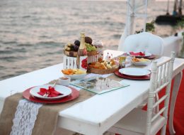 Karşıyaka Yelken Kulübü'nde Evlilik Teklifi Organizasyonu Paketi karsiyaka yelken kulubunde evlilik teklifi organizasyonu paketi 6 İzmir Organizasyon Karşıyaka Yelken Kulübü'nde evlilik teklifi organizasyonu paketimizde sizi ve eş adayınızı denizci fenerleri, mumlar, yer volkanları ve kırmızı halıyla hazırladığımız yürüyüş yolunun sonunda romantik bir masa bekler. Şamdan, mumlar ve atıştırmalıklarınızın bulunduğu masanızda siz şampanyanızı veya alkolsüz içeceğinizi yudumlarken, kuleden video ve fotoğraf görüntüleriniz alınır. Kız arkadaşınız veya erkek arkadaşınız o sürprizin şokunda iken, yanınıza sizin için süslenmiş dev 'Benimle Evlenir Misin' pankartı açık, lüks yelkenli teknemiz yanaşır. Art arda iki sürprizin olduğu bu paketimizde de tekneyle yaklaşık 1 saat süren bir tura çıkarılırsınız. Karşıyaka Yelken Kulübü'nde organizasyon izni, yalnızca İzmir Organizasyon'a aittir. İskele size özel olarak hazırlanır, ekibimiz tarafından süslenir. Organizasyon sorumlumuz tarafından planlanan Karşıyaka Yelken Kulübü'nde Evlilik Teklifi Organizasyonu için tüm ekip mutluluğunuza eşlik etmek için hazırdırlar. Tekne (yat) evlilik teklifi organizasyonlarının en ihtişamlısı olan bu paketimizde, organizasyonun sonunda özel olarak kurgulanmış ve montajlanmış video klibinizi size hediye ediyoruz. Masa Süsleme ve KSK Yelken Kulübünde Evlenme Teklifi Organizasyonu İzmir