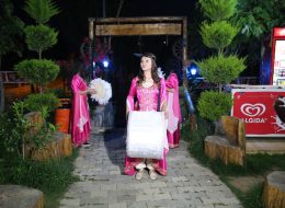 Kına Organizasyonu kina organizasyonu 1 İzmir Organizasyon Kına organizasyonu hizmeti ile İzmir Organizasyon firması olarak kına gecenizi görkemli bir şekilde kutlamak için hizmet veriyoruz. Yalnızca İzmir ve yakın çevresinde değil, tüm Türkiye’de, çeşitli konseptler de kına organizasyonları gerçekleştiriyoruz. Kına organizasyonu kadınlar için düğün organizasyonu kadar önem taşımaktadır. O geceye dair tüm hazırlıklar ise İzmir Organizasyon firmamızın profesyonel ekibi tarafından hazırlanmaktadır. Kına organizasyonu; nedimeler, kına tahtı kiralama, organizasyon alanı süsleme, müzik ve sahne gösterileri kiralama gibi pek çok hizmeti İzmir Organizasyon firmamızdan talep edebilirsiniz. İstekleriniz doğrultusunda tüm detayları öncesinden belirleyerek organizasyon günü geldiğinde kaliteli ve profesyonel hizmet sunuyoruz. Sizlere ise eğlenmek ve anın tadını çıkarmak kalıyor. Muhteşem anlar yaşamak ve yaşatmak için kına organizasyonlarınız da İzmir Organizasyon firmamıza ulaşabilirsiniz. Kına Organizasyonu