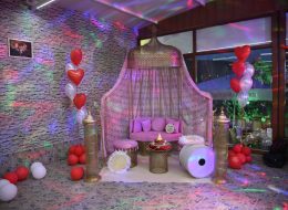 Kına Organizasyonu kina organizasyonu İzmir Organizasyon Kına organizasyonu hizmeti ile İzmir Organizasyon firması olarak kına gecenizi görkemli bir şekilde kutlamak için hizmet veriyoruz. Yalnızca İzmir ve yakın çevresinde değil, tüm Türkiye’de, çeşitli konseptler de kına organizasyonları gerçekleştiriyoruz. Kına organizasyonu kadınlar için düğün organizasyonu kadar önem taşımaktadır. O geceye dair tüm hazırlıklar ise İzmir Organizasyon firmamızın profesyonel ekibi tarafından hazırlanmaktadır. Kına organizasyonu; nedimeler, kına tahtı kiralama, organizasyon alanı süsleme, müzik ve sahne gösterileri kiralama gibi pek çok hizmeti İzmir Organizasyon firmamızdan talep edebilirsiniz. İstekleriniz doğrultusunda tüm detayları öncesinden belirleyerek organizasyon günü geldiğinde kaliteli ve profesyonel hizmet sunuyoruz. Sizlere ise eğlenmek ve anın tadını çıkarmak kalıyor. Muhteşem anlar yaşamak ve yaşatmak için kına organizasyonlarınız da İzmir Organizasyon firmamıza ulaşabilirsiniz. İzmir Kına Tahtı Kiralama