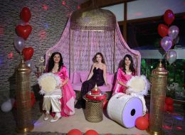 Kına Organizasyonu kina organizasyonu 3 İzmir Organizasyon Kına organizasyonu hizmeti ile İzmir Organizasyon firması olarak kına gecenizi görkemli bir şekilde kutlamak için hizmet veriyoruz. Yalnızca İzmir ve yakın çevresinde değil, tüm Türkiye’de, çeşitli konseptler de kına organizasyonları gerçekleştiriyoruz. Kına organizasyonu kadınlar için düğün organizasyonu kadar önem taşımaktadır. O geceye dair tüm hazırlıklar ise İzmir Organizasyon firmamızın profesyonel ekibi tarafından hazırlanmaktadır. Kına organizasyonu; nedimeler, kına tahtı kiralama, organizasyon alanı süsleme, müzik ve sahne gösterileri kiralama gibi pek çok hizmeti İzmir Organizasyon firmamızdan talep edebilirsiniz. İstekleriniz doğrultusunda tüm detayları öncesinden belirleyerek organizasyon günü geldiğinde kaliteli ve profesyonel hizmet sunuyoruz. Sizlere ise eğlenmek ve anın tadını çıkarmak kalıyor. Muhteşem anlar yaşamak ve yaşatmak için kına organizasyonlarınız da İzmir Organizasyon firmamıza ulaşabilirsiniz. İzmir Kına Organizasyonu