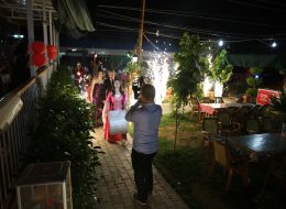 Kına Organizasyonu kina organizasyonu 7 İzmir Organizasyon Kına organizasyonu hizmeti ile İzmir Organizasyon firması olarak kına gecenizi görkemli bir şekilde kutlamak için hizmet veriyoruz. Yalnızca İzmir ve yakın çevresinde değil, tüm Türkiye’de, çeşitli konseptler de kına organizasyonları gerçekleştiriyoruz. Kına organizasyonu kadınlar için düğün organizasyonu kadar önem taşımaktadır. O geceye dair tüm hazırlıklar ise İzmir Organizasyon firmamızın profesyonel ekibi tarafından hazırlanmaktadır. Kına organizasyonu; nedimeler, kına tahtı kiralama, organizasyon alanı süsleme, müzik ve sahne gösterileri kiralama gibi pek çok hizmeti İzmir Organizasyon firmamızdan talep edebilirsiniz. İstekleriniz doğrultusunda tüm detayları öncesinden belirleyerek organizasyon günü geldiğinde kaliteli ve profesyonel hizmet sunuyoruz. Sizlere ise eğlenmek ve anın tadını çıkarmak kalıyor. Muhteşem anlar yaşamak ve yaşatmak için kına organizasyonlarınız da İzmir Organizasyon firmamıza ulaşabilirsiniz. Kına Organizasyon