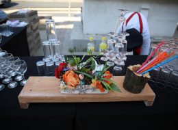 Kokteyl Organizasyonu kokteyl organizasyonu 10 İzmir Organizasyon Kokteyl organizasyonu, şık sunumu ve pratikliği gereği sıklıkla tercih edilmektedir. Kokteyl ikramları, nişan organizasyonu, düğün organizasyonu, açılış organizasyonu, etkinlikler ve kutlamaların vazgeçilmezi olarak karşımıza çıkıyor. Tüm bu organizasyonların içinde yer alan kokteyl organizasyonu, aslında başlı başına titizlikle planlanması ve organize edilmesi gereken bir organizasyondur. Çünkü konuklarımız için yapılan bu ikramların lezzetinin ve sunumunun kalitesi de organizasyonun başarısıyla paraleldir. Standart istasyon masaları ölçülerindeki bistro masalarda sunacağımız ikramlarımız, servis ve sunum konusunda deneyimli ve profesyonel, temiz ve şık tek tip kostümlü servis elemanlarımız tarafından titizlikle ve hijyen kurallarına uygun bir şekilde servis edilir. Bar masalarındaki sıcak ve soğuk, alkollü ve alkolsüz içeceklerimiz yine alanında uzman barmenlerimiz tarafından siz değerli müşterilerimize ve konuklarınıza güler yüzle sunulmaktadır. Kokteyl organizasyonu ve kokteyl ikramları organizasyonun türüne, davetli sayısına ve isteklerinize göre değişiklik göstermektedir. Kokteyl organizasyonu ile ilgili ayrıntılı bilgi almak için İzmir Organizasyon müşteri temsilcimize ulaşabilirsiniz. Kokteylli Açılış Organizasyonu Catering Ekipmanları Kiralama