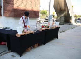 Kokteyl Organizasyonu kokteyl organizasyonu 9 İzmir Organizasyon Kokteyl organizasyonu, şık sunumu ve pratikliği gereği sıklıkla tercih edilmektedir. Kokteyl ikramları, nişan organizasyonu, düğün organizasyonu, açılış organizasyonu, etkinlikler ve kutlamaların vazgeçilmezi olarak karşımıza çıkıyor. Tüm bu organizasyonların içinde yer alan kokteyl organizasyonu, aslında başlı başına titizlikle planlanması ve organize edilmesi gereken bir organizasyondur. Çünkü konuklarımız için yapılan bu ikramların lezzetinin ve sunumunun kalitesi de organizasyonun başarısıyla paraleldir. Standart istasyon masaları ölçülerindeki bistro masalarda sunacağımız ikramlarımız, servis ve sunum konusunda deneyimli ve profesyonel, temiz ve şık tek tip kostümlü servis elemanlarımız tarafından titizlikle ve hijyen kurallarına uygun bir şekilde servis edilir. Bar masalarındaki sıcak ve soğuk, alkollü ve alkolsüz içeceklerimiz yine alanında uzman barmenlerimiz tarafından siz değerli müşterilerimize ve konuklarınıza güler yüzle sunulmaktadır. Kokteyl organizasyonu ve kokteyl ikramları organizasyonun türüne, davetli sayısına ve isteklerinize göre değişiklik göstermektedir. Kokteyl organizasyonu ile ilgili ayrıntılı bilgi almak için İzmir Organizasyon müşteri temsilcimize ulaşabilirsiniz. İçecek Barı Kurulumu Kokteyl Organizasyonu İzmir