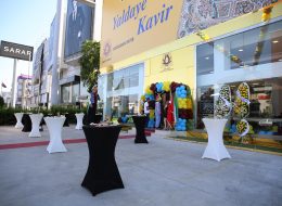 Kokteylli Açılış Organizasyonu kokteylli acilis organizasyonu 2 11 İzmir Organizasyon Kokteylli açılış organizasyonu misafirlerinizi lezzetli ikramlarla şık bir şekilde ağırlamanın en güzel yolu. Kokteylli bir açılış organizasyonu düzenlemenin de bazı püf noktaları ve incelikleri var. İzmir Organizasyon firmamız 15 yılı aşkın organizasyon deneyimiyle açılış organizasyonu alanında sizlere profesyonel hizmet sunuyor. Kokteylli açılış organizasyonları da tüm organizasyonlarda olduğu gibi büyük bir titizlikle hazırlanmalıdır. Kokteylli açılış organizasyonlarında yer vereceğiniz tüm hizmetleri İzmir Organizasyon firması olarak temin ediyor ve sizlere unutulmayacak anlar yaşatıyoruz. Kokteylli açılış organizasyonu nedir, nasıl düzenlenir, neler yapılır yazımızın devamını okuyarak fikir edinebilirsiniz. Şık bir organizasyonla markanızın veya firmanızın adını hedef kitlenize duyurmanız için, İzmir Organizasyon firması olarak tecrübeli ekibimizle bazı öneriler derledik sizlere. Kokteylli açılış organizasyonu ile ilgili ayrıntılı bilgi almak için acilisorganizasyonu.com.tr adresimizi ziyaret edebilir ya da İzmir Organizasyon müşteri temsilcimize ulaşabilirsiniz. Animasyon Ekibi Eşliğinde Kokteylli Açılış Organizasyonu İzmir