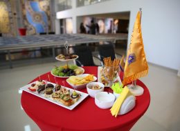 Kokteylli Açılış Organizasyonu kokteylli acilis organizasyonu 2 6 İzmir Organizasyon Kokteylli açılış organizasyonu misafirlerinizi lezzetli ikramlarla şık bir şekilde ağırlamanın en güzel yolu. Kokteylli bir açılış organizasyonu düzenlemenin de bazı püf noktaları ve incelikleri var. İzmir Organizasyon firmamız 15 yılı aşkın organizasyon deneyimiyle açılış organizasyonu alanında sizlere profesyonel hizmet sunuyor. Kokteylli açılış organizasyonları da tüm organizasyonlarda olduğu gibi büyük bir titizlikle hazırlanmalıdır. Kokteylli açılış organizasyonlarında yer vereceğiniz tüm hizmetleri İzmir Organizasyon firması olarak temin ediyor ve sizlere unutulmayacak anlar yaşatıyoruz. Kokteylli açılış organizasyonu nedir, nasıl düzenlenir, neler yapılır yazımızın devamını okuyarak fikir edinebilirsiniz. Şık bir organizasyonla markanızın veya firmanızın adını hedef kitlenize duyurmanız için, İzmir Organizasyon firması olarak tecrübeli ekibimizle bazı öneriler derledik sizlere. Kokteylli açılış organizasyonu ile ilgili ayrıntılı bilgi almak için acilisorganizasyonu.com.tr adresimizi ziyaret edebilir ya da İzmir Organizasyon müşteri temsilcimize ulaşabilirsiniz. Kokteyl Masası Kiralama ve Kokteylli Açılış Organizasyonu İzmir