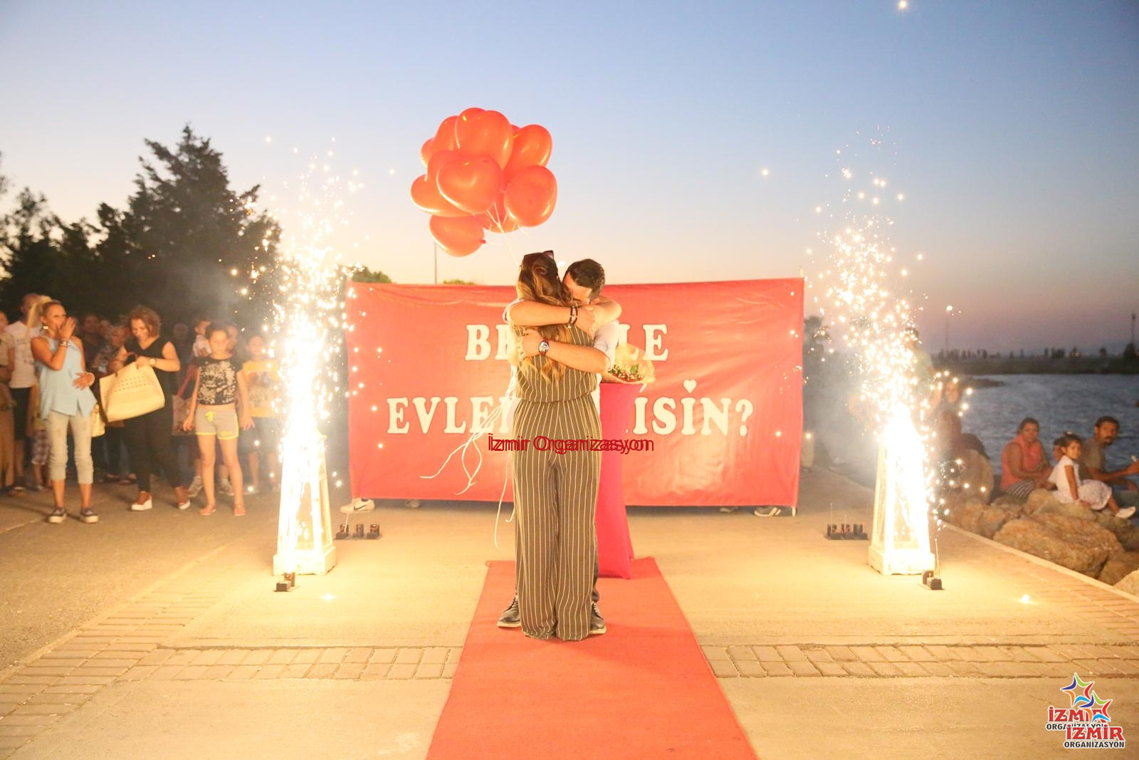 Konak Havai Fişek Gösterisi Konak Yer Volkanı Konak Işıklı Uçan Balon İzmir Organizasyon Konak Havai Fişek Gösterisi Konak Yer Volkanı Konak Işıklı Uçan Balon İzmir Organizasyon