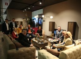 Konfor Mobilya Modeko İzmir Mobilya Fuarı Organizasyonu konfor mobilya modeko izmir mobilya fuari organizasyonu 20 İzmir Organizasyon Konfor Mobilya Modeko İzmir Mobilya fuarı organizasyonu, bugüne kadar birçok organizasyona ev sahipliği yapan İzmir Organizasyon şirketimiz tarafından gerçekleştirildi. Fuar organizasyonu, bayi toplantısı organizasyonu, kurumsal firma organizasyonu ve organizasyon alanında tüm ihtiyaçlarınıza cevap bulabileceğiniz firmamız deneyimli ekibiyle birlikte profesyonel hizmet sunmaktadır. 2004 yılından bugüne animasyon ve organizasyon alanında kendini geliştiren şirketimiz, İzmir başta olmak üzere Ege Bölgesi ve Türkiye'nin dört bir köşesine ulaşmaktadır. Fuar Organizasyonu