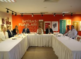 Konfor Mobilya Modeko İzmir Mobilya Fuarı Organizasyonu konfor mobilya modeko izmir mobilya fuari organizasyonu 7 İzmir Organizasyon Konfor Mobilya Modeko İzmir Mobilya fuarı organizasyonu, bugüne kadar birçok organizasyona ev sahipliği yapan İzmir Organizasyon şirketimiz tarafından gerçekleştirildi. Fuar organizasyonu, bayi toplantısı organizasyonu, kurumsal firma organizasyonu ve organizasyon alanında tüm ihtiyaçlarınıza cevap bulabileceğiniz firmamız deneyimli ekibiyle birlikte profesyonel hizmet sunmaktadır. 2004 yılından bugüne animasyon ve organizasyon alanında kendini geliştiren şirketimiz, İzmir başta olmak üzere Ege Bölgesi ve Türkiye'nin dört bir köşesine ulaşmaktadır. Fuar Organizasyonu Basın Toplantısı