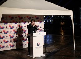 Kore Kültür Merkezi 10. Yıl Kutlaması ve Mapping Gösterisi kore kultur merkezi 10 yil kutlamasi ve mapping gosterisi 10 İzmir Organizasyon Bazen ortak paydalara iş birliği yapıyoruz. Yine bu iş birliği kapsamında Kore Büyükelçilik Kültür Müsteşarlığı bu kez yeni bir istekle ulaştı bizlere. Yaptığımız görüşmeler neticesinde organizasyonda yer vereceğimiz hizmetleri detaylandırdık. Organizasyon tarihi ve saatleri de yine görüşmelerimiz sonrasında netlik kazandı. Organizasyon 3 farklı lokasyonda tüm Türkiye çapında devam edecekti. Kore Kültür Merkezi 10. Yıl Kutlaması ve Mapping Gösterisi; bu güzel iş birliğinin İzmir ayağında da İzmir Organizasyon olarak katkı sağlayacaktık. Kore Kültür Merkezi 10. Yıl Kutlaması ve Mapping Gösterisi aralık ayının ilk günlerinde gerçekleştirilecek olan bu kutlamalar İzmir Saat Kulesi’nin önünde organize edilecekti. İzmir yağmurlu olduğu için çadır alanında olacaktık. Kore Kültür Merkezi 10. Yıl Kutlaması ve Mapping Gösterisi; öğleden sonra ve tüm akşam boyunca devam edecek organizasyon için yer vereceğimiz hizmetleri uzun görüşmeler sonrasında belirledik. İzmir Saat Kulesi’nde Kore Kültür Merkezi 10. Yıl Kutlaması ve Mapping Gösterisi için hemen ardından hazırlıklarımıza başladık. Kore Kültür Merkezi 10. Yıl Kutlaması ve Mapping Gösterisi kore kultur merkezi 10 yil kutlamasi ve mapping gosterisi 10 İzmir Organizasyon