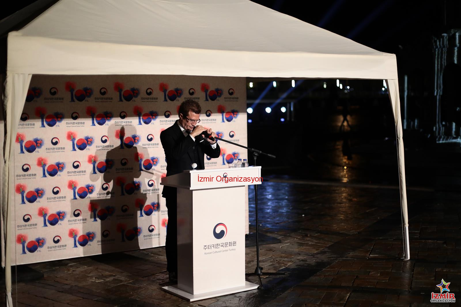 MC ve Sunucu Showman Temini kore kultur merkezi 10 yil kutlamasi ve mapping gosterisi 10 İzmir Organizasyon Etkinliğinizin akışını şansa bırakmayın! Açılış, festival, konser, düğün ve kurumsal organizasyonlarınızda; kusursuz diksiyonu, yüksek sahne enerjisi ve etkileyici hitabetiyle kitleleri yöneten profesyonel MC ve Sunucu hizmeti. Organizasyon içeriğine ve çalışacak olan kişiye göre fiyatlar değişiklik gösterecektir. İster resmi bir protokol sunumu, ister eğlence dolu bir Showman performansı... İzmir Organizasyon bünyesindeki deneyimli moderatörlerle etkinliğinizin sesini duyurun. MC ve Sunucu Showman Temini - Görsel 4