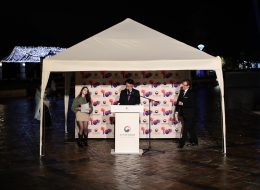 Kore Kültür Merkezi 10. Yıl Kutlaması ve Mapping Gösterisi kore kultur merkezi 10 yil kutlamasi ve mapping gosterisi 11 İzmir Organizasyon Bazen ortak paydalara iş birliği yapıyoruz. Yine bu iş birliği kapsamında Kore Büyükelçilik Kültür Müsteşarlığı bu kez yeni bir istekle ulaştı bizlere. Yaptığımız görüşmeler neticesinde organizasyonda yer vereceğimiz hizmetleri detaylandırdık. Organizasyon tarihi ve saatleri de yine görüşmelerimiz sonrasında netlik kazandı. Organizasyon 3 farklı lokasyonda tüm Türkiye çapında devam edecekti. Kore Kültür Merkezi 10. Yıl Kutlaması ve Mapping Gösterisi; bu güzel iş birliğinin İzmir ayağında da İzmir Organizasyon olarak katkı sağlayacaktık. Kore Kültür Merkezi 10. Yıl Kutlaması ve Mapping Gösterisi aralık ayının ilk günlerinde gerçekleştirilecek olan bu kutlamalar İzmir Saat Kulesi’nin önünde organize edilecekti. İzmir yağmurlu olduğu için çadır alanında olacaktık. Kore Kültür Merkezi 10. Yıl Kutlaması ve Mapping Gösterisi; öğleden sonra ve tüm akşam boyunca devam edecek organizasyon için yer vereceğimiz hizmetleri uzun görüşmeler sonrasında belirledik. İzmir Saat Kulesi’nde Kore Kültür Merkezi 10. Yıl Kutlaması ve Mapping Gösterisi için hemen ardından hazırlıklarımıza başladık. Kore Kültür Merkezi 10. Yıl Kutlaması ve Mapping Gösterisi kore kultur merkezi 10 yil kutlamasi ve mapping gosterisi 11 İzmir Organizasyon