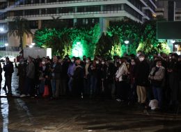 Kore Kültür Merkezi 10. Yıl Kutlaması ve Mapping Gösterisi kore kultur merkezi 10 yil kutlamasi ve mapping gosterisi 12 İzmir Organizasyon Bazen ortak paydalara iş birliği yapıyoruz. Yine bu iş birliği kapsamında Kore Büyükelçilik Kültür Müsteşarlığı bu kez yeni bir istekle ulaştı bizlere. Yaptığımız görüşmeler neticesinde organizasyonda yer vereceğimiz hizmetleri detaylandırdık. Organizasyon tarihi ve saatleri de yine görüşmelerimiz sonrasında netlik kazandı. Organizasyon 3 farklı lokasyonda tüm Türkiye çapında devam edecekti. Kore Kültür Merkezi 10. Yıl Kutlaması ve Mapping Gösterisi; bu güzel iş birliğinin İzmir ayağında da İzmir Organizasyon olarak katkı sağlayacaktık. Kore Kültür Merkezi 10. Yıl Kutlaması ve Mapping Gösterisi aralık ayının ilk günlerinde gerçekleştirilecek olan bu kutlamalar İzmir Saat Kulesi’nin önünde organize edilecekti. İzmir yağmurlu olduğu için çadır alanında olacaktık. Kore Kültür Merkezi 10. Yıl Kutlaması ve Mapping Gösterisi; öğleden sonra ve tüm akşam boyunca devam edecek organizasyon için yer vereceğimiz hizmetleri uzun görüşmeler sonrasında belirledik. İzmir Saat Kulesi’nde Kore Kültür Merkezi 10. Yıl Kutlaması ve Mapping Gösterisi için hemen ardından hazırlıklarımıza başladık. Kore Kültür Merkezi 10. Yıl Kutlaması ve Mapping Gösterisi kore kultur merkezi 10 yil kutlamasi ve mapping gosterisi 12 İzmir Organizasyon
