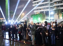 Kore Kültür Merkezi 10. Yıl Kutlaması ve Mapping Gösterisi kore kultur merkezi 10 yil kutlamasi ve mapping gosterisi 13 İzmir Organizasyon Bazen ortak paydalara iş birliği yapıyoruz. Yine bu iş birliği kapsamında Kore Büyükelçilik Kültür Müsteşarlığı bu kez yeni bir istekle ulaştı bizlere. Yaptığımız görüşmeler neticesinde organizasyonda yer vereceğimiz hizmetleri detaylandırdık. Organizasyon tarihi ve saatleri de yine görüşmelerimiz sonrasında netlik kazandı. Organizasyon 3 farklı lokasyonda tüm Türkiye çapında devam edecekti. Kore Kültür Merkezi 10. Yıl Kutlaması ve Mapping Gösterisi; bu güzel iş birliğinin İzmir ayağında da İzmir Organizasyon olarak katkı sağlayacaktık. Kore Kültür Merkezi 10. Yıl Kutlaması ve Mapping Gösterisi aralık ayının ilk günlerinde gerçekleştirilecek olan bu kutlamalar İzmir Saat Kulesi’nin önünde organize edilecekti. İzmir yağmurlu olduğu için çadır alanında olacaktık. Kore Kültür Merkezi 10. Yıl Kutlaması ve Mapping Gösterisi; öğleden sonra ve tüm akşam boyunca devam edecek organizasyon için yer vereceğimiz hizmetleri uzun görüşmeler sonrasında belirledik. İzmir Saat Kulesi’nde Kore Kültür Merkezi 10. Yıl Kutlaması ve Mapping Gösterisi için hemen ardından hazırlıklarımıza başladık. Kore Kültür Merkezi 10. Yıl Kutlaması ve Mapping Gösterisi kore kultur merkezi 10 yil kutlamasi ve mapping gosterisi 13 İzmir Organizasyon