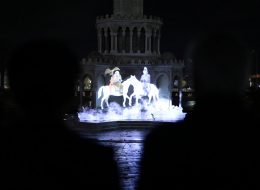 Kore Kültür Merkezi 10. Yıl Kutlaması ve Mapping Gösterisi kore kultur merkezi 10 yil kutlamasi ve mapping gosterisi 15 İzmir Organizasyon Bazen ortak paydalara iş birliği yapıyoruz. Yine bu iş birliği kapsamında Kore Büyükelçilik Kültür Müsteşarlığı bu kez yeni bir istekle ulaştı bizlere. Yaptığımız görüşmeler neticesinde organizasyonda yer vereceğimiz hizmetleri detaylandırdık. Organizasyon tarihi ve saatleri de yine görüşmelerimiz sonrasında netlik kazandı. Organizasyon 3 farklı lokasyonda tüm Türkiye çapında devam edecekti. Kore Kültür Merkezi 10. Yıl Kutlaması ve Mapping Gösterisi; bu güzel iş birliğinin İzmir ayağında da İzmir Organizasyon olarak katkı sağlayacaktık. Kore Kültür Merkezi 10. Yıl Kutlaması ve Mapping Gösterisi aralık ayının ilk günlerinde gerçekleştirilecek olan bu kutlamalar İzmir Saat Kulesi’nin önünde organize edilecekti. İzmir yağmurlu olduğu için çadır alanında olacaktık. Kore Kültür Merkezi 10. Yıl Kutlaması ve Mapping Gösterisi; öğleden sonra ve tüm akşam boyunca devam edecek organizasyon için yer vereceğimiz hizmetleri uzun görüşmeler sonrasında belirledik. İzmir Saat Kulesi’nde Kore Kültür Merkezi 10. Yıl Kutlaması ve Mapping Gösterisi için hemen ardından hazırlıklarımıza başladık. Kore Kültür Merkezi 10. Yıl Kutlaması ve Mapping Gösterisi kore kultur merkezi 10 yil kutlamasi ve mapping gosterisi 15 İzmir Organizasyon