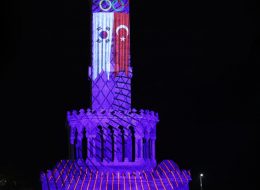 Kore Kültür Merkezi 10. Yıl Kutlaması ve Mapping Gösterisi kore kultur merkezi 10 yil kutlamasi ve mapping gosterisi 16 İzmir Organizasyon Bazen ortak paydalara iş birliği yapıyoruz. Yine bu iş birliği kapsamında Kore Büyükelçilik Kültür Müsteşarlığı bu kez yeni bir istekle ulaştı bizlere. Yaptığımız görüşmeler neticesinde organizasyonda yer vereceğimiz hizmetleri detaylandırdık. Organizasyon tarihi ve saatleri de yine görüşmelerimiz sonrasında netlik kazandı. Organizasyon 3 farklı lokasyonda tüm Türkiye çapında devam edecekti. Kore Kültür Merkezi 10. Yıl Kutlaması ve Mapping Gösterisi; bu güzel iş birliğinin İzmir ayağında da İzmir Organizasyon olarak katkı sağlayacaktık. Kore Kültür Merkezi 10. Yıl Kutlaması ve Mapping Gösterisi aralık ayının ilk günlerinde gerçekleştirilecek olan bu kutlamalar İzmir Saat Kulesi’nin önünde organize edilecekti. İzmir yağmurlu olduğu için çadır alanında olacaktık. Kore Kültür Merkezi 10. Yıl Kutlaması ve Mapping Gösterisi; öğleden sonra ve tüm akşam boyunca devam edecek organizasyon için yer vereceğimiz hizmetleri uzun görüşmeler sonrasında belirledik. İzmir Saat Kulesi’nde Kore Kültür Merkezi 10. Yıl Kutlaması ve Mapping Gösterisi için hemen ardından hazırlıklarımıza başladık. Kore Kültür Merkezi 10. Yıl Kutlaması ve Mapping Gösterisi kore kultur merkezi 10 yil kutlamasi ve mapping gosterisi 16 İzmir Organizasyon