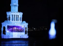 Kore Kültür Merkezi 10. Yıl Kutlaması ve Mapping Gösterisi kore kultur merkezi 10 yil kutlamasi ve mapping gosterisi 17 İzmir Organizasyon Bazen ortak paydalara iş birliği yapıyoruz. Yine bu iş birliği kapsamında Kore Büyükelçilik Kültür Müsteşarlığı bu kez yeni bir istekle ulaştı bizlere. Yaptığımız görüşmeler neticesinde organizasyonda yer vereceğimiz hizmetleri detaylandırdık. Organizasyon tarihi ve saatleri de yine görüşmelerimiz sonrasında netlik kazandı. Organizasyon 3 farklı lokasyonda tüm Türkiye çapında devam edecekti. Kore Kültür Merkezi 10. Yıl Kutlaması ve Mapping Gösterisi; bu güzel iş birliğinin İzmir ayağında da İzmir Organizasyon olarak katkı sağlayacaktık. Kore Kültür Merkezi 10. Yıl Kutlaması ve Mapping Gösterisi aralık ayının ilk günlerinde gerçekleştirilecek olan bu kutlamalar İzmir Saat Kulesi’nin önünde organize edilecekti. İzmir yağmurlu olduğu için çadır alanında olacaktık. Kore Kültür Merkezi 10. Yıl Kutlaması ve Mapping Gösterisi; öğleden sonra ve tüm akşam boyunca devam edecek organizasyon için yer vereceğimiz hizmetleri uzun görüşmeler sonrasında belirledik. İzmir Saat Kulesi’nde Kore Kültür Merkezi 10. Yıl Kutlaması ve Mapping Gösterisi için hemen ardından hazırlıklarımıza başladık. Kore Kültür Merkezi 10. Yıl Kutlaması ve Mapping Gösterisi kore kultur merkezi 10 yil kutlamasi ve mapping gosterisi 17 İzmir Organizasyon