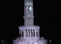 Kore Kültür Merkezi 10. Yıl Kutlaması ve Mapping Gösterisi kore kultur merkezi 10 yil kutlamasi ve mapping gosterisi 18 İzmir Organizasyon Bazen ortak paydalara iş birliği yapıyoruz. Yine bu iş birliği kapsamında Kore Büyükelçilik Kültür Müsteşarlığı bu kez yeni bir istekle ulaştı bizlere. Yaptığımız görüşmeler neticesinde organizasyonda yer vereceğimiz hizmetleri detaylandırdık. Organizasyon tarihi ve saatleri de yine görüşmelerimiz sonrasında netlik kazandı. Organizasyon 3 farklı lokasyonda tüm Türkiye çapında devam edecekti. Kore Kültür Merkezi 10. Yıl Kutlaması ve Mapping Gösterisi; bu güzel iş birliğinin İzmir ayağında da İzmir Organizasyon olarak katkı sağlayacaktık. Kore Kültür Merkezi 10. Yıl Kutlaması ve Mapping Gösterisi aralık ayının ilk günlerinde gerçekleştirilecek olan bu kutlamalar İzmir Saat Kulesi’nin önünde organize edilecekti. İzmir yağmurlu olduğu için çadır alanında olacaktık. Kore Kültür Merkezi 10. Yıl Kutlaması ve Mapping Gösterisi; öğleden sonra ve tüm akşam boyunca devam edecek organizasyon için yer vereceğimiz hizmetleri uzun görüşmeler sonrasında belirledik. İzmir Saat Kulesi’nde Kore Kültür Merkezi 10. Yıl Kutlaması ve Mapping Gösterisi için hemen ardından hazırlıklarımıza başladık. Kore Kültür Merkezi 10. Yıl Kutlaması ve Mapping Gösterisi kore kultur merkezi 10 yil kutlamasi ve mapping gosterisi 18 İzmir Organizasyon