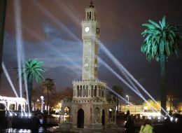 Kore Kültür Merkezi 10. Yıl Kutlaması ve Mapping Gösterisi kore kultur merkezi 10 yil kutlamasi ve mapping gosterisi 2 İzmir Organizasyon Bazen ortak paydalara iş birliği yapıyoruz. Yine bu iş birliği kapsamında Kore Büyükelçilik Kültür Müsteşarlığı bu kez yeni bir istekle ulaştı bizlere. Yaptığımız görüşmeler neticesinde organizasyonda yer vereceğimiz hizmetleri detaylandırdık. Organizasyon tarihi ve saatleri de yine görüşmelerimiz sonrasında netlik kazandı. Organizasyon 3 farklı lokasyonda tüm Türkiye çapında devam edecekti. Kore Kültür Merkezi 10. Yıl Kutlaması ve Mapping Gösterisi; bu güzel iş birliğinin İzmir ayağında da İzmir Organizasyon olarak katkı sağlayacaktık. Kore Kültür Merkezi 10. Yıl Kutlaması ve Mapping Gösterisi aralık ayının ilk günlerinde gerçekleştirilecek olan bu kutlamalar İzmir Saat Kulesi’nin önünde organize edilecekti. İzmir yağmurlu olduğu için çadır alanında olacaktık. Kore Kültür Merkezi 10. Yıl Kutlaması ve Mapping Gösterisi; öğleden sonra ve tüm akşam boyunca devam edecek organizasyon için yer vereceğimiz hizmetleri uzun görüşmeler sonrasında belirledik. İzmir Saat Kulesi’nde Kore Kültür Merkezi 10. Yıl Kutlaması ve Mapping Gösterisi için hemen ardından hazırlıklarımıza başladık. Kore Kültür Merkezi 10. Yıl Kutlaması ve Mapping Gösterisi kore kultur merkezi 10 yil kutlamasi ve mapping gosterisi 2 İzmir Organizasyon
