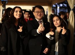 Kore Kültür Merkezi 10. Yıl Kutlaması ve Mapping Gösterisi kore kultur merkezi 10 yil kutlamasi ve mapping gosterisi 20 İzmir Organizasyon Bazen ortak paydalara iş birliği yapıyoruz. Yine bu iş birliği kapsamında Kore Büyükelçilik Kültür Müsteşarlığı bu kez yeni bir istekle ulaştı bizlere. Yaptığımız görüşmeler neticesinde organizasyonda yer vereceğimiz hizmetleri detaylandırdık. Organizasyon tarihi ve saatleri de yine görüşmelerimiz sonrasında netlik kazandı. Organizasyon 3 farklı lokasyonda tüm Türkiye çapında devam edecekti. Kore Kültür Merkezi 10. Yıl Kutlaması ve Mapping Gösterisi; bu güzel iş birliğinin İzmir ayağında da İzmir Organizasyon olarak katkı sağlayacaktık. Kore Kültür Merkezi 10. Yıl Kutlaması ve Mapping Gösterisi aralık ayının ilk günlerinde gerçekleştirilecek olan bu kutlamalar İzmir Saat Kulesi’nin önünde organize edilecekti. İzmir yağmurlu olduğu için çadır alanında olacaktık. Kore Kültür Merkezi 10. Yıl Kutlaması ve Mapping Gösterisi; öğleden sonra ve tüm akşam boyunca devam edecek organizasyon için yer vereceğimiz hizmetleri uzun görüşmeler sonrasında belirledik. İzmir Saat Kulesi’nde Kore Kültür Merkezi 10. Yıl Kutlaması ve Mapping Gösterisi için hemen ardından hazırlıklarımıza başladık. Kore Kültür Merkezi 10. Yıl Kutlaması ve Mapping Gösterisi kore kultur merkezi 10 yil kutlamasi ve mapping gosterisi 20 İzmir Organizasyon