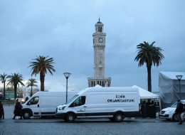 Kore Kültür Merkezi 10. Yıl Kutlaması ve Mapping Gösterisi kore kultur merkezi 10 yil kutlamasi ve mapping gosterisi 21 İzmir Organizasyon Bazen ortak paydalara iş birliği yapıyoruz. Yine bu iş birliği kapsamında Kore Büyükelçilik Kültür Müsteşarlığı bu kez yeni bir istekle ulaştı bizlere. Yaptığımız görüşmeler neticesinde organizasyonda yer vereceğimiz hizmetleri detaylandırdık. Organizasyon tarihi ve saatleri de yine görüşmelerimiz sonrasında netlik kazandı. Organizasyon 3 farklı lokasyonda tüm Türkiye çapında devam edecekti. Kore Kültür Merkezi 10. Yıl Kutlaması ve Mapping Gösterisi; bu güzel iş birliğinin İzmir ayağında da İzmir Organizasyon olarak katkı sağlayacaktık. Kore Kültür Merkezi 10. Yıl Kutlaması ve Mapping Gösterisi aralık ayının ilk günlerinde gerçekleştirilecek olan bu kutlamalar İzmir Saat Kulesi’nin önünde organize edilecekti. İzmir yağmurlu olduğu için çadır alanında olacaktık. Kore Kültür Merkezi 10. Yıl Kutlaması ve Mapping Gösterisi; öğleden sonra ve tüm akşam boyunca devam edecek organizasyon için yer vereceğimiz hizmetleri uzun görüşmeler sonrasında belirledik. İzmir Saat Kulesi’nde Kore Kültür Merkezi 10. Yıl Kutlaması ve Mapping Gösterisi için hemen ardından hazırlıklarımıza başladık. Kore Kültür Merkezi 10. Yıl Kutlaması ve Mapping Gösterisi kore kultur merkezi 10 yil kutlamasi ve mapping gosterisi 21 İzmir Organizasyon
