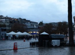 Kore Kültür Merkezi 10. Yıl Kutlaması ve Mapping Gösterisi kore kultur merkezi 10 yil kutlamasi ve mapping gosterisi 22 İzmir Organizasyon Bazen ortak paydalara iş birliği yapıyoruz. Yine bu iş birliği kapsamında Kore Büyükelçilik Kültür Müsteşarlığı bu kez yeni bir istekle ulaştı bizlere. Yaptığımız görüşmeler neticesinde organizasyonda yer vereceğimiz hizmetleri detaylandırdık. Organizasyon tarihi ve saatleri de yine görüşmelerimiz sonrasında netlik kazandı. Organizasyon 3 farklı lokasyonda tüm Türkiye çapında devam edecekti. Kore Kültür Merkezi 10. Yıl Kutlaması ve Mapping Gösterisi; bu güzel iş birliğinin İzmir ayağında da İzmir Organizasyon olarak katkı sağlayacaktık. Kore Kültür Merkezi 10. Yıl Kutlaması ve Mapping Gösterisi aralık ayının ilk günlerinde gerçekleştirilecek olan bu kutlamalar İzmir Saat Kulesi’nin önünde organize edilecekti. İzmir yağmurlu olduğu için çadır alanında olacaktık. Kore Kültür Merkezi 10. Yıl Kutlaması ve Mapping Gösterisi; öğleden sonra ve tüm akşam boyunca devam edecek organizasyon için yer vereceğimiz hizmetleri uzun görüşmeler sonrasında belirledik. İzmir Saat Kulesi’nde Kore Kültür Merkezi 10. Yıl Kutlaması ve Mapping Gösterisi için hemen ardından hazırlıklarımıza başladık. Kore Kültür Merkezi 10. Yıl Kutlaması ve Mapping Gösterisi kore kultur merkezi 10 yil kutlamasi ve mapping gosterisi 22 İzmir Organizasyon