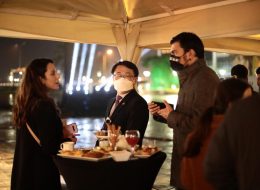Kore Kültür Merkezi 10. Yıl Kutlaması ve Mapping Gösterisi kore kultur merkezi 10 yil kutlamasi ve mapping gosterisi 4 İzmir Organizasyon Bazen ortak paydalara iş birliği yapıyoruz. Yine bu iş birliği kapsamında Kore Büyükelçilik Kültür Müsteşarlığı bu kez yeni bir istekle ulaştı bizlere. Yaptığımız görüşmeler neticesinde organizasyonda yer vereceğimiz hizmetleri detaylandırdık. Organizasyon tarihi ve saatleri de yine görüşmelerimiz sonrasında netlik kazandı. Organizasyon 3 farklı lokasyonda tüm Türkiye çapında devam edecekti. Kore Kültür Merkezi 10. Yıl Kutlaması ve Mapping Gösterisi; bu güzel iş birliğinin İzmir ayağında da İzmir Organizasyon olarak katkı sağlayacaktık. Kore Kültür Merkezi 10. Yıl Kutlaması ve Mapping Gösterisi aralık ayının ilk günlerinde gerçekleştirilecek olan bu kutlamalar İzmir Saat Kulesi’nin önünde organize edilecekti. İzmir yağmurlu olduğu için çadır alanında olacaktık. Kore Kültür Merkezi 10. Yıl Kutlaması ve Mapping Gösterisi; öğleden sonra ve tüm akşam boyunca devam edecek organizasyon için yer vereceğimiz hizmetleri uzun görüşmeler sonrasında belirledik. İzmir Saat Kulesi’nde Kore Kültür Merkezi 10. Yıl Kutlaması ve Mapping Gösterisi için hemen ardından hazırlıklarımıza başladık. Kore Kültür Merkezi 10. Yıl Kutlaması ve Mapping Gösterisi kore kultur merkezi 10 yil kutlamasi ve mapping gosterisi 4 İzmir Organizasyon