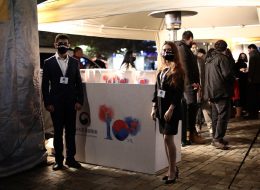 Kore Kültür Merkezi 10. Yıl Kutlaması ve Mapping Gösterisi kore kultur merkezi 10 yil kutlamasi ve mapping gosterisi 5 İzmir Organizasyon Bazen ortak paydalara iş birliği yapıyoruz. Yine bu iş birliği kapsamında Kore Büyükelçilik Kültür Müsteşarlığı bu kez yeni bir istekle ulaştı bizlere. Yaptığımız görüşmeler neticesinde organizasyonda yer vereceğimiz hizmetleri detaylandırdık. Organizasyon tarihi ve saatleri de yine görüşmelerimiz sonrasında netlik kazandı. Organizasyon 3 farklı lokasyonda tüm Türkiye çapında devam edecekti. Kore Kültür Merkezi 10. Yıl Kutlaması ve Mapping Gösterisi; bu güzel iş birliğinin İzmir ayağında da İzmir Organizasyon olarak katkı sağlayacaktık. Kore Kültür Merkezi 10. Yıl Kutlaması ve Mapping Gösterisi aralık ayının ilk günlerinde gerçekleştirilecek olan bu kutlamalar İzmir Saat Kulesi’nin önünde organize edilecekti. İzmir yağmurlu olduğu için çadır alanında olacaktık. Kore Kültür Merkezi 10. Yıl Kutlaması ve Mapping Gösterisi; öğleden sonra ve tüm akşam boyunca devam edecek organizasyon için yer vereceğimiz hizmetleri uzun görüşmeler sonrasında belirledik. İzmir Saat Kulesi’nde Kore Kültür Merkezi 10. Yıl Kutlaması ve Mapping Gösterisi için hemen ardından hazırlıklarımıza başladık. Kore Kültür Merkezi 10. Yıl Kutlaması ve Mapping Gösterisi kore kultur merkezi 10 yil kutlamasi ve mapping gosterisi 5 İzmir Organizasyon