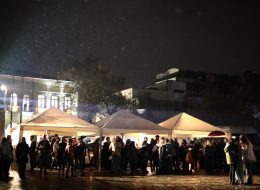 Kore Kültür Merkezi 10. Yıl Kutlaması ve Mapping Gösterisi kore kultur merkezi 10 yil kutlamasi ve mapping gosterisi 7 İzmir Organizasyon Bazen ortak paydalara iş birliği yapıyoruz. Yine bu iş birliği kapsamında Kore Büyükelçilik Kültür Müsteşarlığı bu kez yeni bir istekle ulaştı bizlere. Yaptığımız görüşmeler neticesinde organizasyonda yer vereceğimiz hizmetleri detaylandırdık. Organizasyon tarihi ve saatleri de yine görüşmelerimiz sonrasında netlik kazandı. Organizasyon 3 farklı lokasyonda tüm Türkiye çapında devam edecekti. Kore Kültür Merkezi 10. Yıl Kutlaması ve Mapping Gösterisi; bu güzel iş birliğinin İzmir ayağında da İzmir Organizasyon olarak katkı sağlayacaktık. Kore Kültür Merkezi 10. Yıl Kutlaması ve Mapping Gösterisi aralık ayının ilk günlerinde gerçekleştirilecek olan bu kutlamalar İzmir Saat Kulesi’nin önünde organize edilecekti. İzmir yağmurlu olduğu için çadır alanında olacaktık. Kore Kültür Merkezi 10. Yıl Kutlaması ve Mapping Gösterisi; öğleden sonra ve tüm akşam boyunca devam edecek organizasyon için yer vereceğimiz hizmetleri uzun görüşmeler sonrasında belirledik. İzmir Saat Kulesi’nde Kore Kültür Merkezi 10. Yıl Kutlaması ve Mapping Gösterisi için hemen ardından hazırlıklarımıza başladık. Kore Kültür Merkezi 10. Yıl Kutlaması ve Mapping Gösterisi kore kultur merkezi 10 yil kutlamasi ve mapping gosterisi 7 İzmir Organizasyon