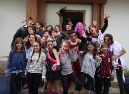 Korku (Halloween) Temalı Parti Organizasyonu korku halloween temali dogum gunu organizasyonu 2 İzmir Organizasyon Korku (Halloween) temalı parti organizasyonları, özellikle çocuklar ve gençler için unutulmaz bir deneyim sunuyor. Katılımcıların heyecan verici kostümler içinde eğlendiği ve etkinliklerin ne kadar özenli hazırlandığı video ve fotoğraflarımız gözler önüne seriliyor. Cadı şapkaları, korkutucu maskeler, hayalet dekorları ve ürkütücü ışıklandırmalar, korku temasını başarıyla yansıtıyor. Çocuklar, hem atmosferin getirdiği heyecanla hem de eğlenceli aktivitelerle keyifli vakit geçiriyor. DJ performansları da partilere ekstra bir enerji katıyor, müzik ve kostümler bir araya gelerek harika bir parti atmosferi oluşturuyor. Happy Halloween Temalı Doğum Günü Organizasyonu