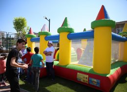 Kuleli Zıpzıp kuleli zip zip 10 İzmir Organizasyon Kuleli zıp zıp şişme oyun parkuru organizasyonlarınıza renk katacak. Hem sizin çocuklarınız hem de misafirlerinizin çocukları eğlenceli ve keyifli dakikalar geçirecekler. Kuleli zıp zıp kiralama hizmetimizden yararlanarak organizasyonlarınızı daha keyifli hale getirebilirsiniz. Çocuklarınız kuleli zıp zıp ve şişme oyun parkurlarında oynarken İzmir Organizasyon ekibindeki sivil animatörlerimiz çocuklarınız ile birlikte vakit geçirmektedir. Siz yetişkinlere ise bu dakikalar da anın tadını çıkarmak kalıyor. İzmir Organizasyon bünyesinde bulunan tüm ekipmanlar birinci kalite malzemelerden üretilmiştir. Ayrıca gerekli tüm güvenlik önlemleri ve tedbirler alınmaktadır. Şişme oyun parkurları ofisimizin hemen yanında bulunan depomuzda muhafaza edilmektedir. Böylelikle oldukça pratik ve hızlı bir şekilde temini sağlanır. Profesyonel ekibimiz ile birlikte organizasyonlarınızın yapılacağı mekanlara getirilir, güvenli bir şekilde yerinde kurulumu sağlanır. Kuleli zıpzıp şişme oyun parkuru içerisinde 15 – 20 çocuk aynı anda oyunlar oynayabilir. Birbirinden renkli maskotlar ile eğlenceli ve farklı bir hayal dünyasının içine dahil olabilirler. Çocuklara renkli ve keyifli bir dünya yaratıyoruz. İzmir Organizasyon güvenliği ve kaliteyi ilke edinmiş ekibi ile birlikte şişme oyun parkuru kiralama hizmeti ile yanınızda. Organizasyonlarınızın yeri ve zamanı fark etmeksizin her şekilde şişme oyun parkurlarımız ile yanınızdayız. Sivil Animatör Eşliğinde Kuleli Zıp Zıp Oyun Parkurunda Oyun Anı