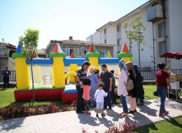 Kuleli Zıpzıp kuleli zip zip 12 İzmir Organizasyon Kuleli zıp zıp şişme oyun parkuru organizasyonlarınıza renk katacak. Hem sizin çocuklarınız hem de misafirlerinizin çocukları eğlenceli ve keyifli dakikalar geçirecekler. Kuleli zıp zıp kiralama hizmetimizden yararlanarak organizasyonlarınızı daha keyifli hale getirebilirsiniz. Çocuklarınız kuleli zıp zıp ve şişme oyun parkurlarında oynarken İzmir Organizasyon ekibindeki sivil animatörlerimiz çocuklarınız ile birlikte vakit geçirmektedir. Siz yetişkinlere ise bu dakikalar da anın tadını çıkarmak kalıyor. İzmir Organizasyon bünyesinde bulunan tüm ekipmanlar birinci kalite malzemelerden üretilmiştir. Ayrıca gerekli tüm güvenlik önlemleri ve tedbirler alınmaktadır. Şişme oyun parkurları ofisimizin hemen yanında bulunan depomuzda muhafaza edilmektedir. Böylelikle oldukça pratik ve hızlı bir şekilde temini sağlanır. Profesyonel ekibimiz ile birlikte organizasyonlarınızın yapılacağı mekanlara getirilir, güvenli bir şekilde yerinde kurulumu sağlanır. Kuleli zıpzıp şişme oyun parkuru içerisinde 15 – 20 çocuk aynı anda oyunlar oynayabilir. Birbirinden renkli maskotlar ile eğlenceli ve farklı bir hayal dünyasının içine dahil olabilirler. Çocuklara renkli ve keyifli bir dünya yaratıyoruz. İzmir Organizasyon güvenliği ve kaliteyi ilke edinmiş ekibi ile birlikte şişme oyun parkuru kiralama hizmeti ile yanınızda. Organizasyonlarınızın yeri ve zamanı fark etmeksizin her şekilde şişme oyun parkurlarımız ile yanınızdayız. Doğum Günü Organizasyonu Kuleli Zıpzıp Oyuncak Kiralama İzmir