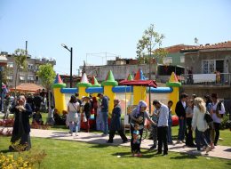 Kuleli Zıpzıp kuleli zip zip 13 İzmir Organizasyon Kuleli zıp zıp şişme oyun parkuru organizasyonlarınıza renk katacak. Hem sizin çocuklarınız hem de misafirlerinizin çocukları eğlenceli ve keyifli dakikalar geçirecekler. Kuleli zıp zıp kiralama hizmetimizden yararlanarak organizasyonlarınızı daha keyifli hale getirebilirsiniz. Çocuklarınız kuleli zıp zıp ve şişme oyun parkurlarında oynarken İzmir Organizasyon ekibindeki sivil animatörlerimiz çocuklarınız ile birlikte vakit geçirmektedir. Siz yetişkinlere ise bu dakikalar da anın tadını çıkarmak kalıyor. İzmir Organizasyon bünyesinde bulunan tüm ekipmanlar birinci kalite malzemelerden üretilmiştir. Ayrıca gerekli tüm güvenlik önlemleri ve tedbirler alınmaktadır. Şişme oyun parkurları ofisimizin hemen yanında bulunan depomuzda muhafaza edilmektedir. Böylelikle oldukça pratik ve hızlı bir şekilde temini sağlanır. Profesyonel ekibimiz ile birlikte organizasyonlarınızın yapılacağı mekanlara getirilir, güvenli bir şekilde yerinde kurulumu sağlanır. Kuleli zıpzıp şişme oyun parkuru içerisinde 15 – 20 çocuk aynı anda oyunlar oynayabilir. Birbirinden renkli maskotlar ile eğlenceli ve farklı bir hayal dünyasının içine dahil olabilirler. Çocuklara renkli ve keyifli bir dünya yaratıyoruz. İzmir Organizasyon güvenliği ve kaliteyi ilke edinmiş ekibi ile birlikte şişme oyun parkuru kiralama hizmeti ile yanınızda. Organizasyonlarınızın yeri ve zamanı fark etmeksizin her şekilde şişme oyun parkurlarımız ile yanınızdayız. Şenlik Organizasyonu Kuleli Zıp Zıp Kiralama