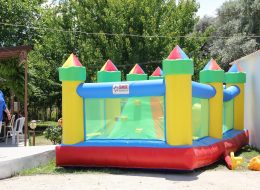 Kuleli Zıpzıp kuleli zip zip 14 İzmir Organizasyon Kuleli zıp zıp şişme oyun parkuru organizasyonlarınıza renk katacak. Hem sizin çocuklarınız hem de misafirlerinizin çocukları eğlenceli ve keyifli dakikalar geçirecekler. Kuleli zıp zıp kiralama hizmetimizden yararlanarak organizasyonlarınızı daha keyifli hale getirebilirsiniz. Çocuklarınız kuleli zıp zıp ve şişme oyun parkurlarında oynarken İzmir Organizasyon ekibindeki sivil animatörlerimiz çocuklarınız ile birlikte vakit geçirmektedir. Siz yetişkinlere ise bu dakikalar da anın tadını çıkarmak kalıyor. İzmir Organizasyon bünyesinde bulunan tüm ekipmanlar birinci kalite malzemelerden üretilmiştir. Ayrıca gerekli tüm güvenlik önlemleri ve tedbirler alınmaktadır. Şişme oyun parkurları ofisimizin hemen yanında bulunan depomuzda muhafaza edilmektedir. Böylelikle oldukça pratik ve hızlı bir şekilde temini sağlanır. Profesyonel ekibimiz ile birlikte organizasyonlarınızın yapılacağı mekanlara getirilir, güvenli bir şekilde yerinde kurulumu sağlanır. Kuleli zıpzıp şişme oyun parkuru içerisinde 15 – 20 çocuk aynı anda oyunlar oynayabilir. Birbirinden renkli maskotlar ile eğlenceli ve farklı bir hayal dünyasının içine dahil olabilirler. Çocuklara renkli ve keyifli bir dünya yaratıyoruz. İzmir Organizasyon güvenliği ve kaliteyi ilke edinmiş ekibi ile birlikte şişme oyun parkuru kiralama hizmeti ile yanınızda. Organizasyonlarınızın yeri ve zamanı fark etmeksizin her şekilde şişme oyun parkurlarımız ile yanınızdayız. Şişme Oyuncak Kiralama ve Kuleli Zıp Zıp Oyun Parkuru Kiralama