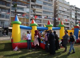 Kuleli Zıpzıp kuleli zip zip 2 İzmir Organizasyon Kuleli zıp zıp şişme oyun parkuru organizasyonlarınıza renk katacak. Hem sizin çocuklarınız hem de misafirlerinizin çocukları eğlenceli ve keyifli dakikalar geçirecekler. Kuleli zıp zıp kiralama hizmetimizden yararlanarak organizasyonlarınızı daha keyifli hale getirebilirsiniz. Çocuklarınız kuleli zıp zıp ve şişme oyun parkurlarında oynarken İzmir Organizasyon ekibindeki sivil animatörlerimiz çocuklarınız ile birlikte vakit geçirmektedir. Siz yetişkinlere ise bu dakikalar da anın tadını çıkarmak kalıyor. İzmir Organizasyon bünyesinde bulunan tüm ekipmanlar birinci kalite malzemelerden üretilmiştir. Ayrıca gerekli tüm güvenlik önlemleri ve tedbirler alınmaktadır. Şişme oyun parkurları ofisimizin hemen yanında bulunan depomuzda muhafaza edilmektedir. Böylelikle oldukça pratik ve hızlı bir şekilde temini sağlanır. Profesyonel ekibimiz ile birlikte organizasyonlarınızın yapılacağı mekanlara getirilir, güvenli bir şekilde yerinde kurulumu sağlanır. Kuleli zıpzıp şişme oyun parkuru içerisinde 15 – 20 çocuk aynı anda oyunlar oynayabilir. Birbirinden renkli maskotlar ile eğlenceli ve farklı bir hayal dünyasının içine dahil olabilirler. Çocuklara renkli ve keyifli bir dünya yaratıyoruz. İzmir Organizasyon güvenliği ve kaliteyi ilke edinmiş ekibi ile birlikte şişme oyun parkuru kiralama hizmeti ile yanınızda. Organizasyonlarınızın yeri ve zamanı fark etmeksizin her şekilde şişme oyun parkurlarımız ile yanınızdayız. İzmir Zıp Zıp Oyun Parkuru Kiralama