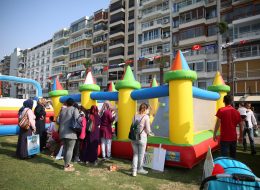 Kuleli Zıpzıp kuleli zip zip 3 İzmir Organizasyon Kuleli zıp zıp şişme oyun parkuru organizasyonlarınıza renk katacak. Hem sizin çocuklarınız hem de misafirlerinizin çocukları eğlenceli ve keyifli dakikalar geçirecekler. Kuleli zıp zıp kiralama hizmetimizden yararlanarak organizasyonlarınızı daha keyifli hale getirebilirsiniz. Çocuklarınız kuleli zıp zıp ve şişme oyun parkurlarında oynarken İzmir Organizasyon ekibindeki sivil animatörlerimiz çocuklarınız ile birlikte vakit geçirmektedir. Siz yetişkinlere ise bu dakikalar da anın tadını çıkarmak kalıyor. İzmir Organizasyon bünyesinde bulunan tüm ekipmanlar birinci kalite malzemelerden üretilmiştir. Ayrıca gerekli tüm güvenlik önlemleri ve tedbirler alınmaktadır. Şişme oyun parkurları ofisimizin hemen yanında bulunan depomuzda muhafaza edilmektedir. Böylelikle oldukça pratik ve hızlı bir şekilde temini sağlanır. Profesyonel ekibimiz ile birlikte organizasyonlarınızın yapılacağı mekanlara getirilir, güvenli bir şekilde yerinde kurulumu sağlanır. Kuleli zıpzıp şişme oyun parkuru içerisinde 15 – 20 çocuk aynı anda oyunlar oynayabilir. Birbirinden renkli maskotlar ile eğlenceli ve farklı bir hayal dünyasının içine dahil olabilirler. Çocuklara renkli ve keyifli bir dünya yaratıyoruz. İzmir Organizasyon güvenliği ve kaliteyi ilke edinmiş ekibi ile birlikte şişme oyun parkuru kiralama hizmeti ile yanınızda. Organizasyonlarınızın yeri ve zamanı fark etmeksizin her şekilde şişme oyun parkurlarımız ile yanınızdayız. Festival Organizasyonu Şişme Oyuncak Kiralama