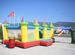 Kuleli Zıpzıp kuleli zip zip 7 İzmir Organizasyon Kuleli zıp zıp şişme oyun parkuru organizasyonlarınıza renk katacak. Hem sizin çocuklarınız hem de misafirlerinizin çocukları eğlenceli ve keyifli dakikalar geçirecekler. Kuleli zıp zıp kiralama hizmetimizden yararlanarak organizasyonlarınızı daha keyifli hale getirebilirsiniz. Çocuklarınız kuleli zıp zıp ve şişme oyun parkurlarında oynarken İzmir Organizasyon ekibindeki sivil animatörlerimiz çocuklarınız ile birlikte vakit geçirmektedir. Siz yetişkinlere ise bu dakikalar da anın tadını çıkarmak kalıyor. İzmir Organizasyon bünyesinde bulunan tüm ekipmanlar birinci kalite malzemelerden üretilmiştir. Ayrıca gerekli tüm güvenlik önlemleri ve tedbirler alınmaktadır. Şişme oyun parkurları ofisimizin hemen yanında bulunan depomuzda muhafaza edilmektedir. Böylelikle oldukça pratik ve hızlı bir şekilde temini sağlanır. Profesyonel ekibimiz ile birlikte organizasyonlarınızın yapılacağı mekanlara getirilir, güvenli bir şekilde yerinde kurulumu sağlanır. Kuleli zıpzıp şişme oyun parkuru içerisinde 15 – 20 çocuk aynı anda oyunlar oynayabilir. Birbirinden renkli maskotlar ile eğlenceli ve farklı bir hayal dünyasının içine dahil olabilirler. Çocuklara renkli ve keyifli bir dünya yaratıyoruz. İzmir Organizasyon güvenliği ve kaliteyi ilke edinmiş ekibi ile birlikte şişme oyun parkuru kiralama hizmeti ile yanınızda. Organizasyonlarınızın yeri ve zamanı fark etmeksizin her şekilde şişme oyun parkurlarımız ile yanınızdayız. İzmir Şişme Oyuncak Kiralama ve Zıpzıp Temini