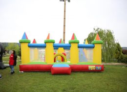 Kuleli Zıpzıp kuleli zip zip 8 İzmir Organizasyon Kuleli zıp zıp şişme oyun parkuru organizasyonlarınıza renk katacak. Hem sizin çocuklarınız hem de misafirlerinizin çocukları eğlenceli ve keyifli dakikalar geçirecekler. Kuleli zıp zıp kiralama hizmetimizden yararlanarak organizasyonlarınızı daha keyifli hale getirebilirsiniz. Çocuklarınız kuleli zıp zıp ve şişme oyun parkurlarında oynarken İzmir Organizasyon ekibindeki sivil animatörlerimiz çocuklarınız ile birlikte vakit geçirmektedir. Siz yetişkinlere ise bu dakikalar da anın tadını çıkarmak kalıyor. İzmir Organizasyon bünyesinde bulunan tüm ekipmanlar birinci kalite malzemelerden üretilmiştir. Ayrıca gerekli tüm güvenlik önlemleri ve tedbirler alınmaktadır. Şişme oyun parkurları ofisimizin hemen yanında bulunan depomuzda muhafaza edilmektedir. Böylelikle oldukça pratik ve hızlı bir şekilde temini sağlanır. Profesyonel ekibimiz ile birlikte organizasyonlarınızın yapılacağı mekanlara getirilir, güvenli bir şekilde yerinde kurulumu sağlanır. Kuleli zıpzıp şişme oyun parkuru içerisinde 15 – 20 çocuk aynı anda oyunlar oynayabilir. Birbirinden renkli maskotlar ile eğlenceli ve farklı bir hayal dünyasının içine dahil olabilirler. Çocuklara renkli ve keyifli bir dünya yaratıyoruz. İzmir Organizasyon güvenliği ve kaliteyi ilke edinmiş ekibi ile birlikte şişme oyun parkuru kiralama hizmeti ile yanınızda. Organizasyonlarınızın yeri ve zamanı fark etmeksizin her şekilde şişme oyun parkurlarımız ile yanınızdayız. Piknik Organizasyonu Kuleli Zıpzıp Kiralama