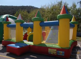 Kuleli Zıpzıp kuleli zipzip 1 İzmir Organizasyon Kuleli zıp zıp şişme oyun parkuru organizasyonlarınıza renk katacak. Hem sizin çocuklarınız hem de misafirlerinizin çocukları eğlenceli ve keyifli dakikalar geçirecekler. Kuleli zıp zıp kiralama hizmetimizden yararlanarak organizasyonlarınızı daha keyifli hale getirebilirsiniz. Çocuklarınız kuleli zıp zıp ve şişme oyun parkurlarında oynarken İzmir Organizasyon ekibindeki sivil animatörlerimiz çocuklarınız ile birlikte vakit geçirmektedir. Siz yetişkinlere ise bu dakikalar da anın tadını çıkarmak kalıyor. İzmir Organizasyon bünyesinde bulunan tüm ekipmanlar birinci kalite malzemelerden üretilmiştir. Ayrıca gerekli tüm güvenlik önlemleri ve tedbirler alınmaktadır. Şişme oyun parkurları ofisimizin hemen yanında bulunan depomuzda muhafaza edilmektedir. Böylelikle oldukça pratik ve hızlı bir şekilde temini sağlanır. Profesyonel ekibimiz ile birlikte organizasyonlarınızın yapılacağı mekanlara getirilir, güvenli bir şekilde yerinde kurulumu sağlanır. Kuleli zıpzıp şişme oyun parkuru içerisinde 15 – 20 çocuk aynı anda oyunlar oynayabilir. Birbirinden renkli maskotlar ile eğlenceli ve farklı bir hayal dünyasının içine dahil olabilirler. Çocuklara renkli ve keyifli bir dünya yaratıyoruz. İzmir Organizasyon güvenliği ve kaliteyi ilke edinmiş ekibi ile birlikte şişme oyun parkuru kiralama hizmeti ile yanınızda. Organizasyonlarınızın yeri ve zamanı fark etmeksizin her şekilde şişme oyun parkurlarımız ile yanınızdayız. Şişme Oyuncak Kiralama