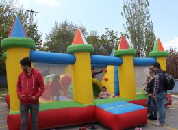 Kuleli Zıpzıp kuleli zipzip 2 İzmir Organizasyon Kuleli zıp zıp şişme oyun parkuru organizasyonlarınıza renk katacak. Hem sizin çocuklarınız hem de misafirlerinizin çocukları eğlenceli ve keyifli dakikalar geçirecekler. Kuleli zıp zıp kiralama hizmetimizden yararlanarak organizasyonlarınızı daha keyifli hale getirebilirsiniz. Çocuklarınız kuleli zıp zıp ve şişme oyun parkurlarında oynarken İzmir Organizasyon ekibindeki sivil animatörlerimiz çocuklarınız ile birlikte vakit geçirmektedir. Siz yetişkinlere ise bu dakikalar da anın tadını çıkarmak kalıyor. İzmir Organizasyon bünyesinde bulunan tüm ekipmanlar birinci kalite malzemelerden üretilmiştir. Ayrıca gerekli tüm güvenlik önlemleri ve tedbirler alınmaktadır. Şişme oyun parkurları ofisimizin hemen yanında bulunan depomuzda muhafaza edilmektedir. Böylelikle oldukça pratik ve hızlı bir şekilde temini sağlanır. Profesyonel ekibimiz ile birlikte organizasyonlarınızın yapılacağı mekanlara getirilir, güvenli bir şekilde yerinde kurulumu sağlanır. Kuleli zıpzıp şişme oyun parkuru içerisinde 15 – 20 çocuk aynı anda oyunlar oynayabilir. Birbirinden renkli maskotlar ile eğlenceli ve farklı bir hayal dünyasının içine dahil olabilirler. Çocuklara renkli ve keyifli bir dünya yaratıyoruz. İzmir Organizasyon güvenliği ve kaliteyi ilke edinmiş ekibi ile birlikte şişme oyun parkuru kiralama hizmeti ile yanınızda. Organizasyonlarınızın yeri ve zamanı fark etmeksizin her şekilde şişme oyun parkurlarımız ile yanınızdayız. Şişme Oyun Parkuru Kiralama