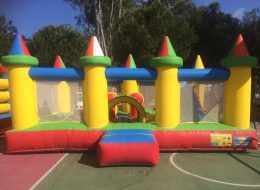 Kuleli Zıpzıp kuleli zipzip İzmir Organizasyon Kuleli zıp zıp şişme oyun parkuru organizasyonlarınıza renk katacak. Hem sizin çocuklarınız hem de misafirlerinizin çocukları eğlenceli ve keyifli dakikalar geçirecekler. Kuleli zıp zıp kiralama hizmetimizden yararlanarak organizasyonlarınızı daha keyifli hale getirebilirsiniz. Çocuklarınız kuleli zıp zıp ve şişme oyun parkurlarında oynarken İzmir Organizasyon ekibindeki sivil animatörlerimiz çocuklarınız ile birlikte vakit geçirmektedir. Siz yetişkinlere ise bu dakikalar da anın tadını çıkarmak kalıyor. İzmir Organizasyon bünyesinde bulunan tüm ekipmanlar birinci kalite malzemelerden üretilmiştir. Ayrıca gerekli tüm güvenlik önlemleri ve tedbirler alınmaktadır. Şişme oyun parkurları ofisimizin hemen yanında bulunan depomuzda muhafaza edilmektedir. Böylelikle oldukça pratik ve hızlı bir şekilde temini sağlanır. Profesyonel ekibimiz ile birlikte organizasyonlarınızın yapılacağı mekanlara getirilir, güvenli bir şekilde yerinde kurulumu sağlanır. Kuleli zıpzıp şişme oyun parkuru içerisinde 15 – 20 çocuk aynı anda oyunlar oynayabilir. Birbirinden renkli maskotlar ile eğlenceli ve farklı bir hayal dünyasının içine dahil olabilirler. Çocuklara renkli ve keyifli bir dünya yaratıyoruz. İzmir Organizasyon güvenliği ve kaliteyi ilke edinmiş ekibi ile birlikte şişme oyun parkuru kiralama hizmeti ile yanınızda. Organizasyonlarınızın yeri ve zamanı fark etmeksizin her şekilde şişme oyun parkurlarımız ile yanınızdayız. Şişme Oyun Parkuru Kiralama